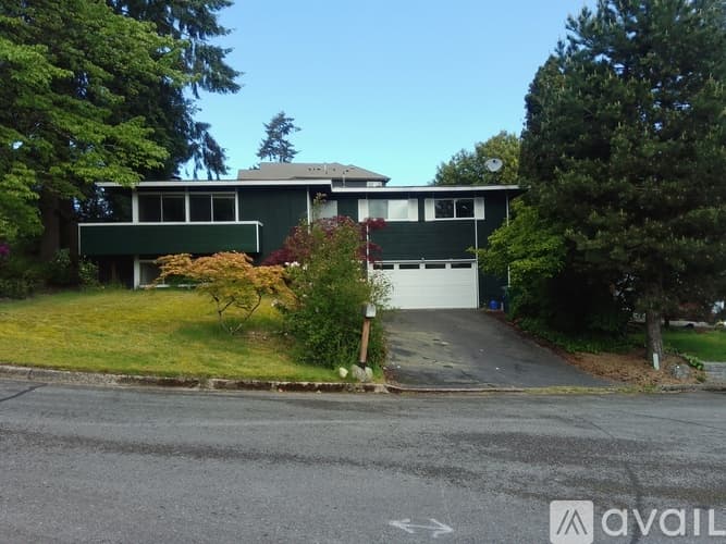 Newcastle House: 12000 Southeast 73rd Place