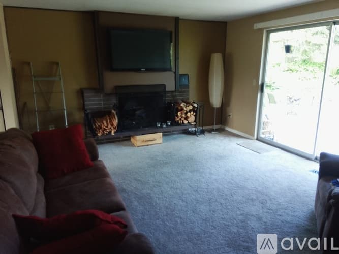 Newcastle House: 12000 Southeast 73rd Place