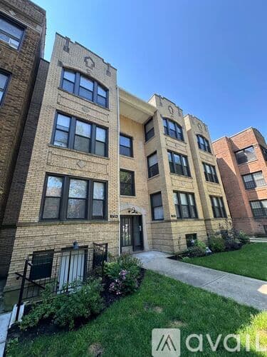 Chicago Apartment: 1745 W Wallen Ave