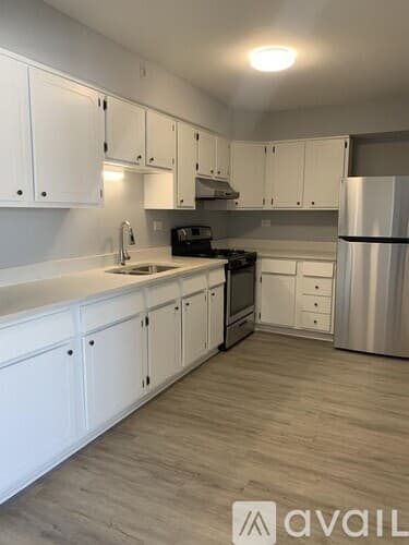 Carol Stream Apartment: 392 Executive Dr