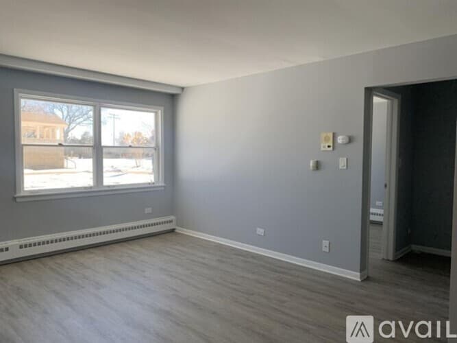 Carol Stream Apartment: 392 Executive Dr