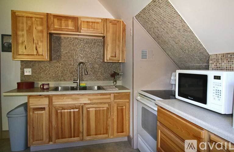 Conway Apartment: 2820 Conway Road