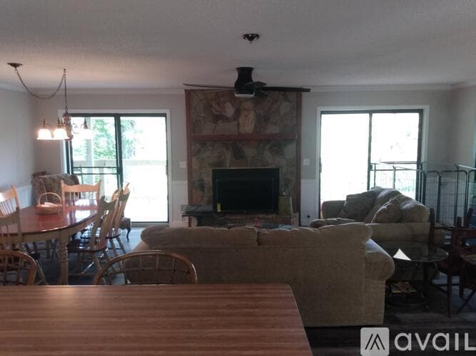Dillard House: 355 Saddleback Cir