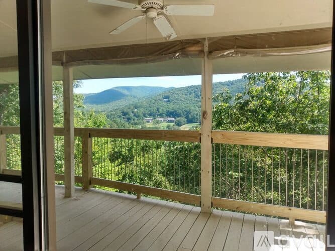 Dillard House: 355 Saddleback Cir