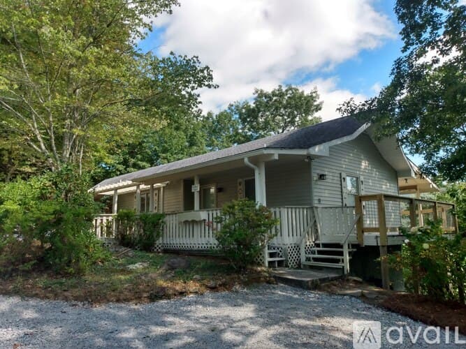 Dillard House: 355 Saddleback Cir