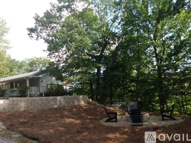 Dillard House: 355 Saddleback Cir
