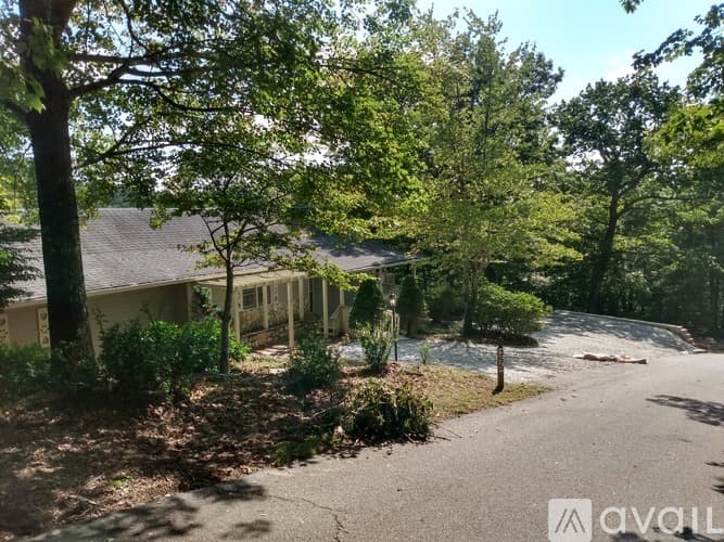 Dillard House: 355 Saddleback Cir