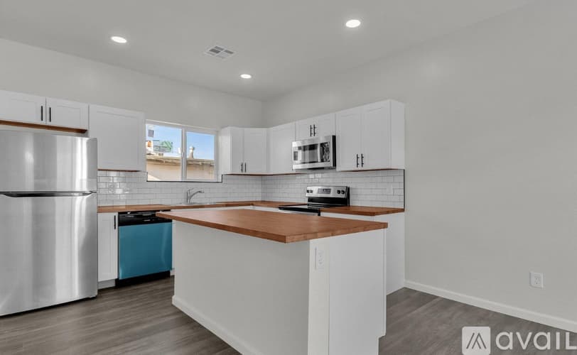 Buckeye Apartment: 220 4th Avenue East