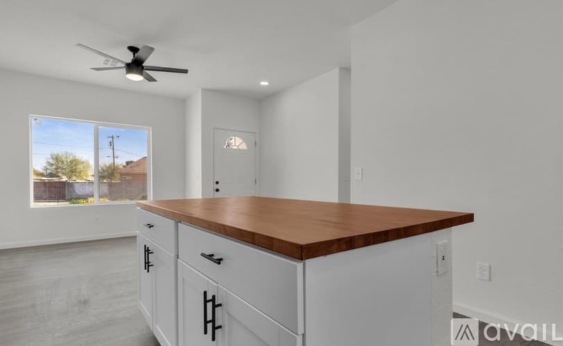 Buckeye Apartment: 220 4th Avenue East