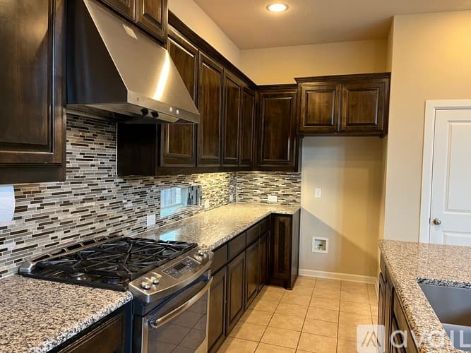Arlington House: 1112 Amber Rose Way