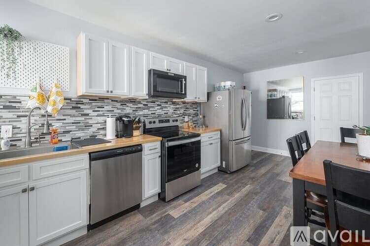 Baltimore House: 731 N Chester St