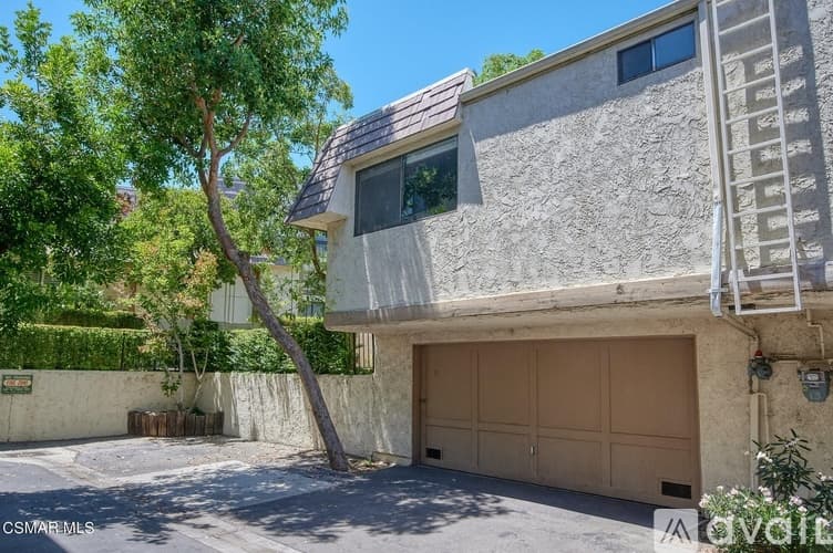 Woodland Hills Townhome: 6121 Shoup Ave