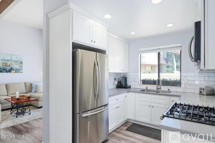 Woodland Hills Townhome: 6121 Shoup Ave