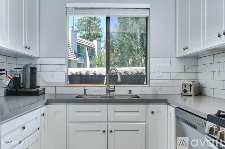 Woodland Hills Townhome: 6121 Shoup Ave