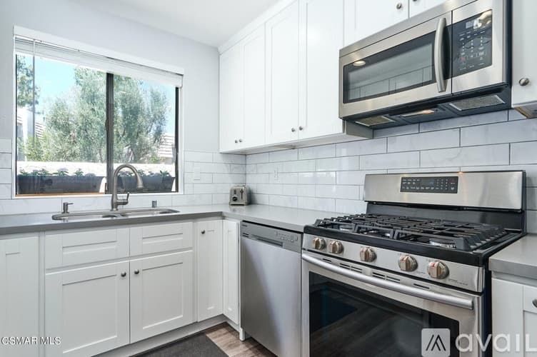 Woodland Hills Townhome: 6121 Shoup Ave