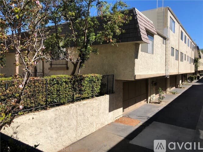 Woodland Hills Townhome: 6121 Shoup Ave