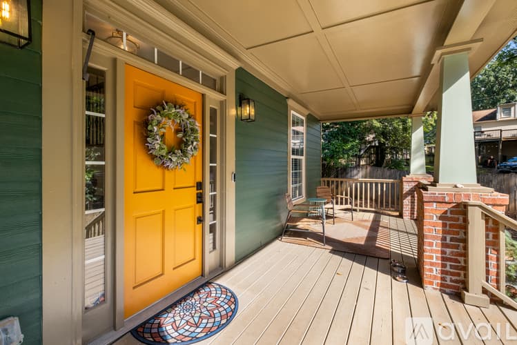 College Park House: 3265 College Street