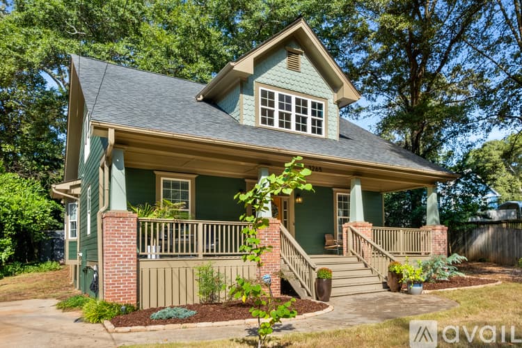 College Park House: 3265 College Street