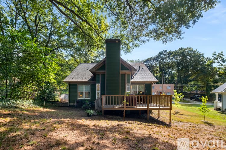 College Park House: 3265 College Street