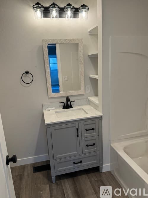 Eau Claire House: 914 Lakeside Ave