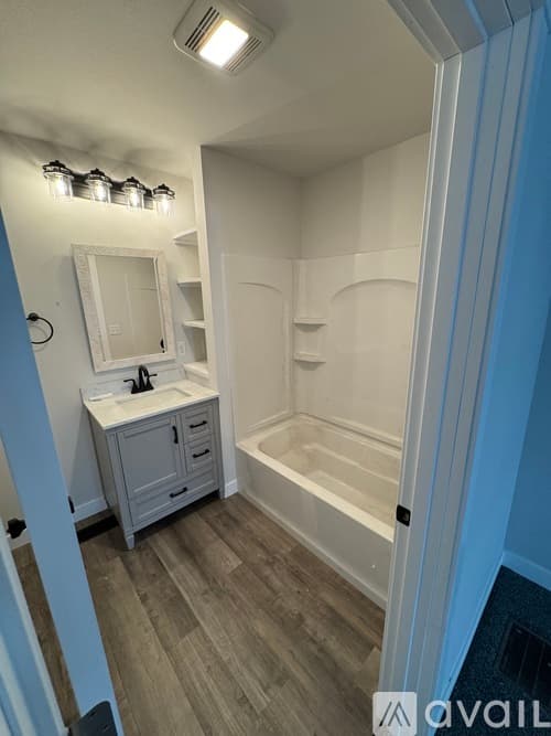 Eau Claire House: 914 Lakeside Ave