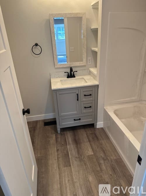 Eau Claire House: 914 Lakeside Ave