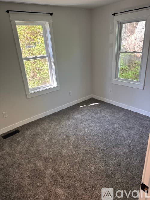 Eau Claire House: 914 Lakeside Ave