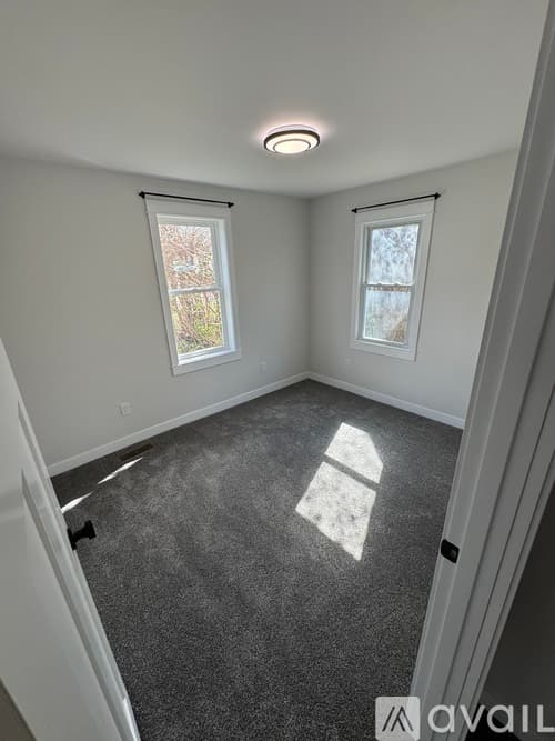 Eau Claire House: 914 Lakeside Ave