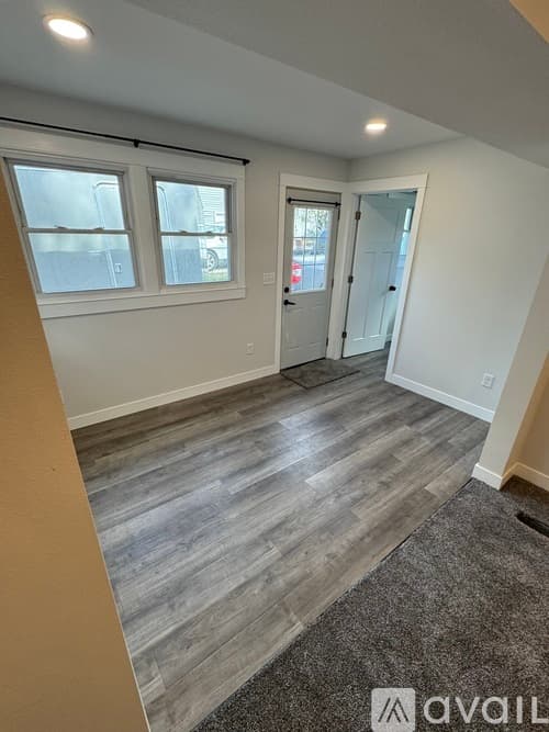 Eau Claire House: 914 Lakeside Ave