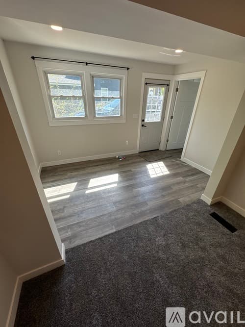 Eau Claire House: 914 Lakeside Ave