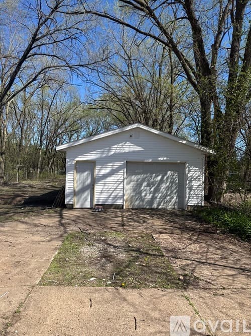 Eau Claire House: 914 Lakeside Ave