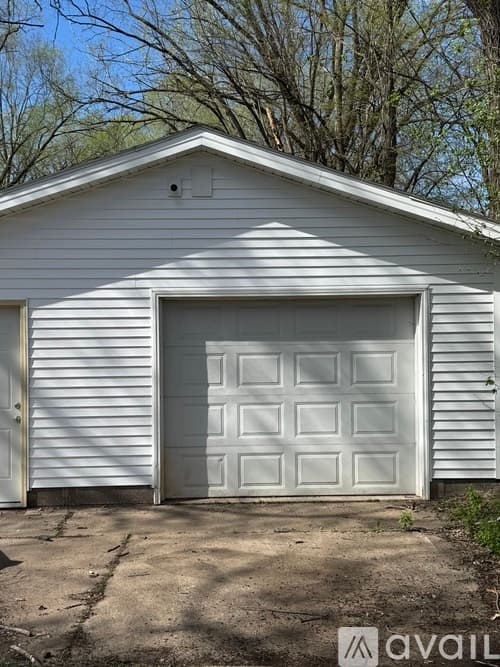 Eau Claire House: 914 Lakeside Ave