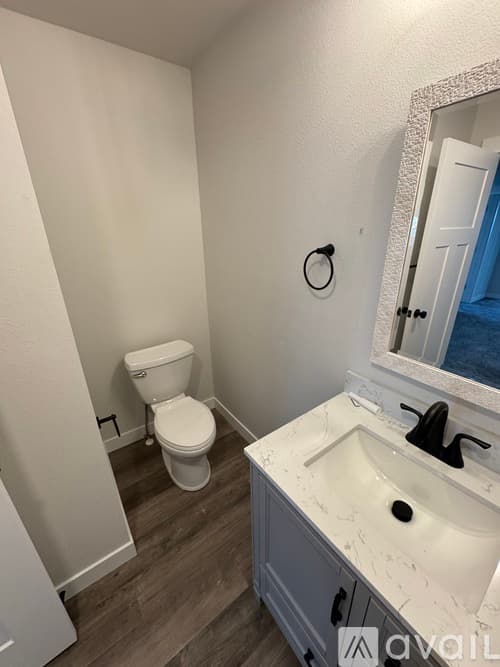 Eau Claire House: 914 Lakeside Ave