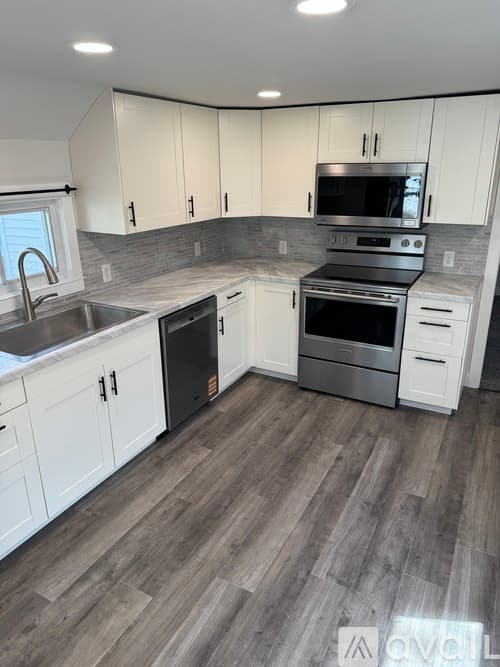 Eau Claire House: 914 Lakeside Ave
