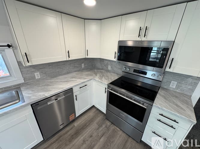 Eau Claire House: 914 Lakeside Ave