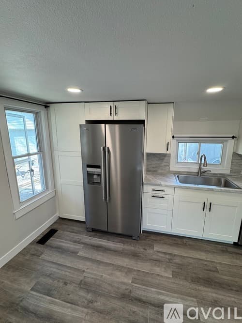 Eau Claire House: 914 Lakeside Ave