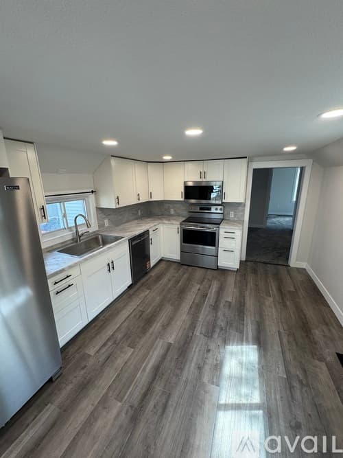 Eau Claire House: 914 Lakeside Ave