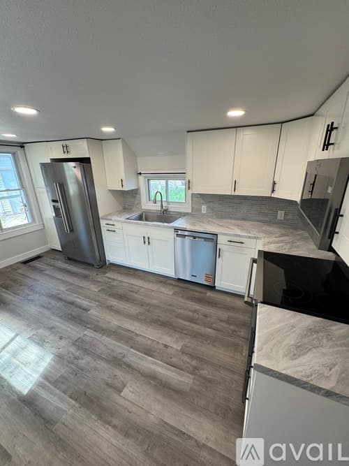 Eau Claire House: 914 Lakeside Ave