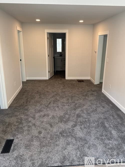 Eau Claire House: 914 Lakeside Ave