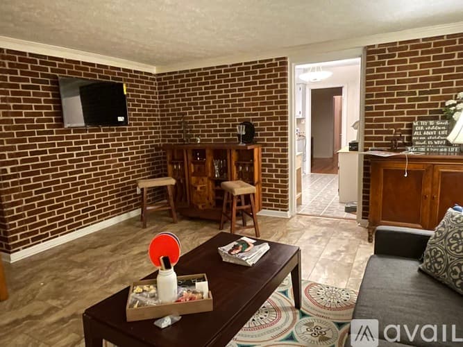 Albany House: 1613 Acker Drive