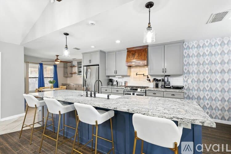 Keller House: 749 Western Trail