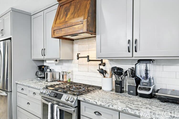 Keller House: 749 Western Trail