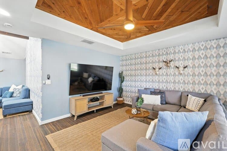 Keller House: 749 Western Trail
