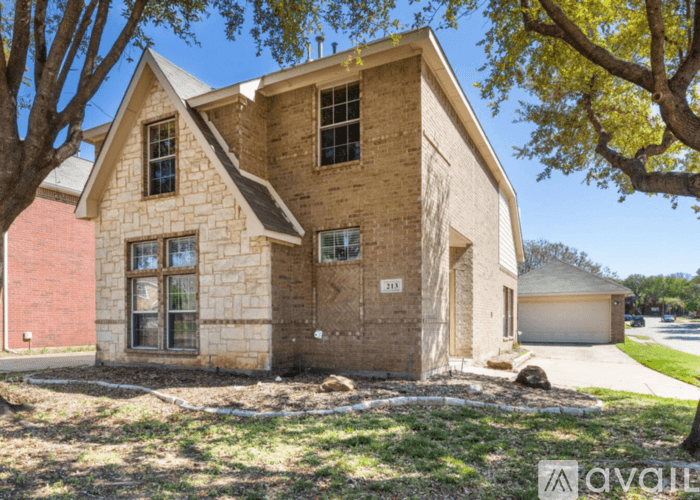 Euless House: 213 Patriot Ln