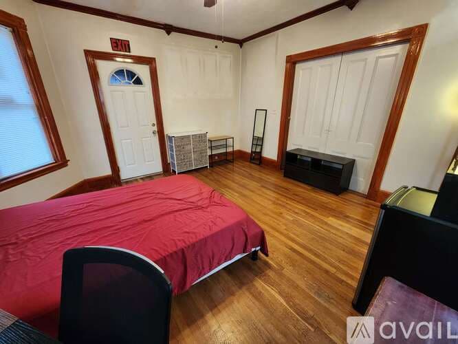 Quincy Apartment: 8 Price Street