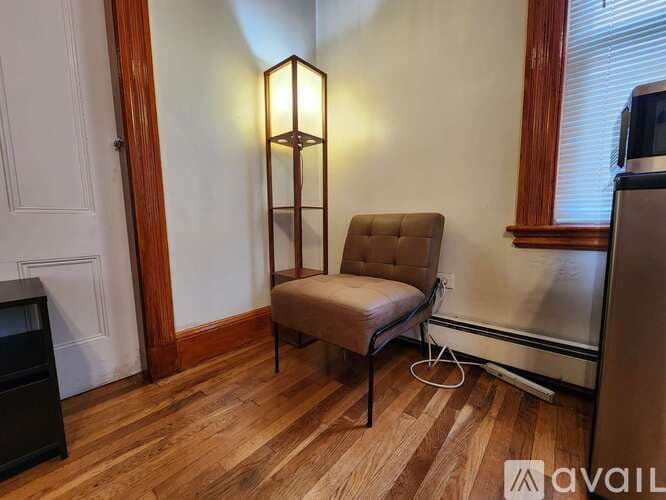 Quincy Apartment: 8 Price Street