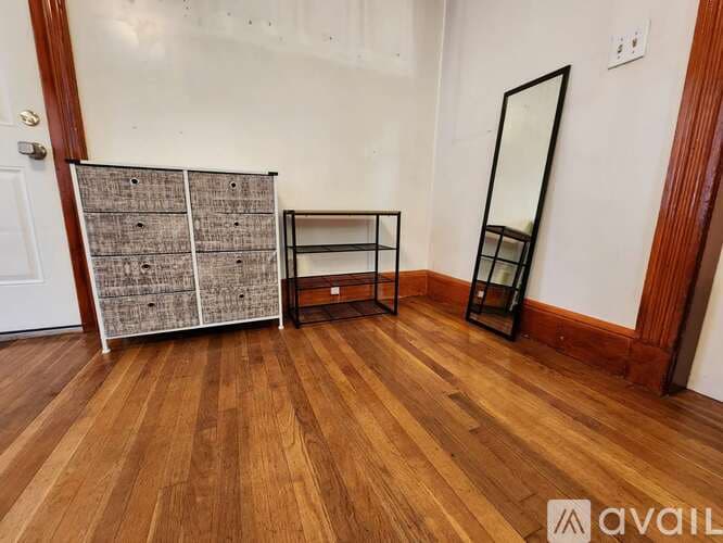 Quincy Apartment: 8 Price Street
