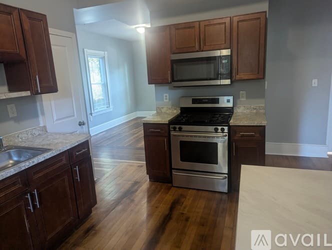 Brockton Apartment: 24 Banks St