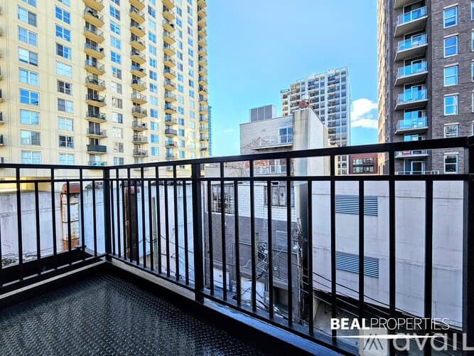 Chicago Apartment: 1220 N La Salle Dr