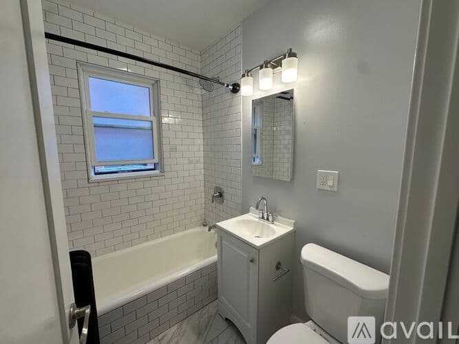 Chicago Apartment: 1381 W Greenleaf Ave